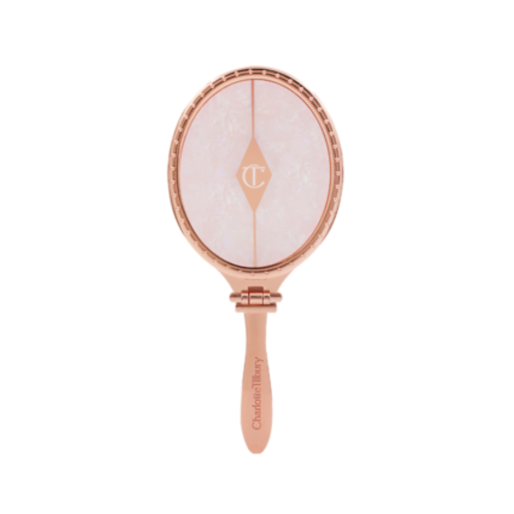 Charlotte Tilbury 手握鏡